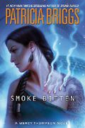 Smoke Bitten (A Mercy Thompson Novel, Band 12) Cover des Buches Smoke Bitten (A Mercy Thompson Novel, Band 12) (ISBN: 9780440001553)