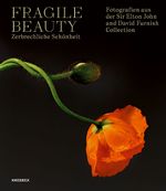Fragile Beauty – zerbrechliche Schönheit: Fotografien aus der Sir Elton John and David Furnish Collection Cover des Buches Fragile Beauty – zerbrechliche Schönheit: Fotografien aus der Sir Elton John and David Furnish Collection (ISBN: 9783957288943)