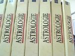 Die geheimnisvolle Welt der Astrologie. Sammelwerk in 7 Ringbindern, 1 Ringbinder: Das Buch der Deutungen. 2 Boxen. Cover des Buches Die geheimnisvolle Welt der Astrologie. Sammelwerk in 7 Ringbindern, 1 Ringbinder: Das Buch der Deutungen. 2 Boxen. (ISBN: B008MEK3J4)