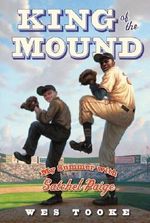 King of the Mound: My Summer with Satchel Paige by Wes Tooke (2013-02-19) Cover des Buches King of the Mound: My Summer with Satchel Paige by Wes Tooke (2013-02-19) (ISBN: B01FIWNBQE)