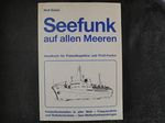 Seefunk auf allen Meeren. Handbuch für Freizeitkapitäne und Profi-Funker. Küstenfunkstellen in aller Welt - Frequenzliste und Rufzeichenliste - See-Wetterfunksendungen Cover des Buches Seefunk auf allen Meeren. Handbuch für Freizeitkapitäne und Profi-Funker. Küstenfunkstellen in aller Welt - Frequenzliste und Rufzeichenliste - See-Wetterfunksendungen (ISBN: B082RB4972)