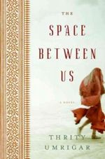 The Space Between Us Cover des Buches The Space Between Us (ISBN: 9780062067890)