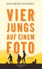 Vier Jungs auf einem Foto Cover des Buches Vier Jungs auf einem Foto (ISBN: 9783827011114)