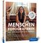 Menschen fotografieren: Inspirierende Projekte für Ihre Porträtfotografie – mit Blitz und natürlichem Licht Cover des Buches Menschen fotografieren: Inspirierende Projekte für Ihre Porträtfotografie – mit Blitz und natürlichem Licht (ISBN: 9783836269889)